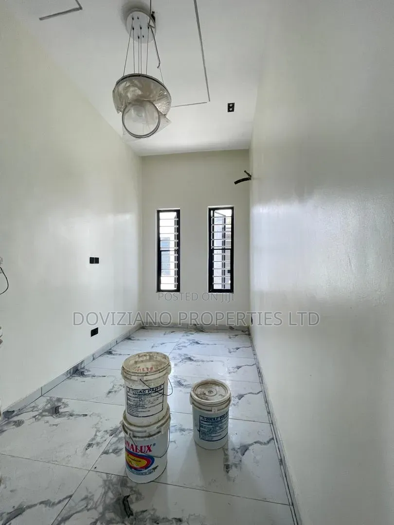 5bdrm Duplex in Ikota for sale in Ikota
