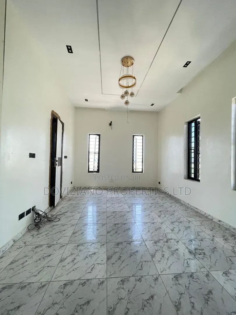 5bdrm Duplex in Ikota for sale in Ikota