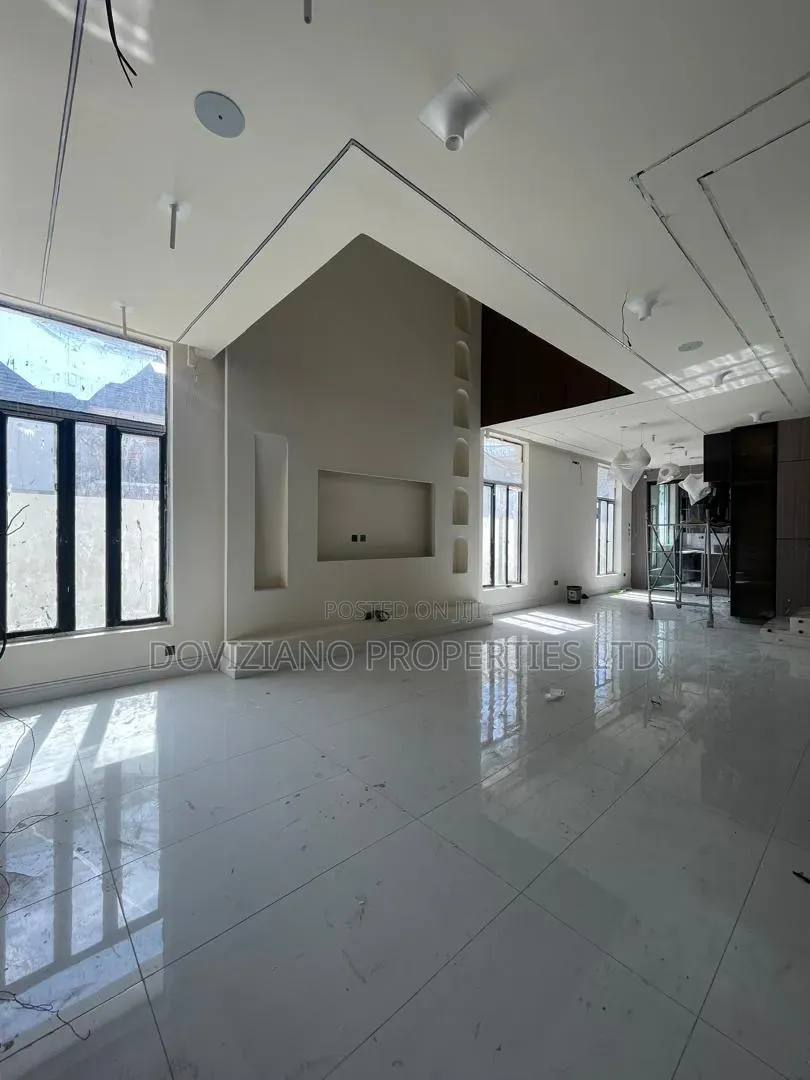 5bdrm Duplex in Ikota for sale in Ikota