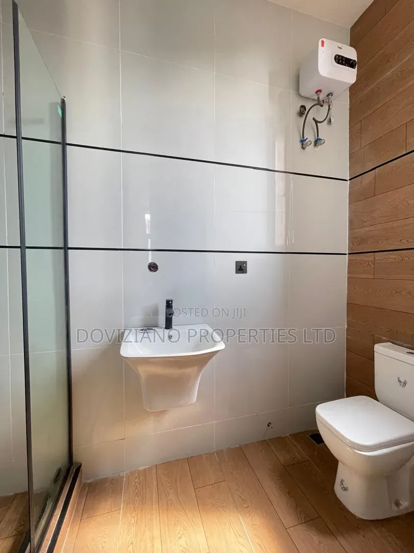 5bdrm Duplex in Ikota for sale in Ikota