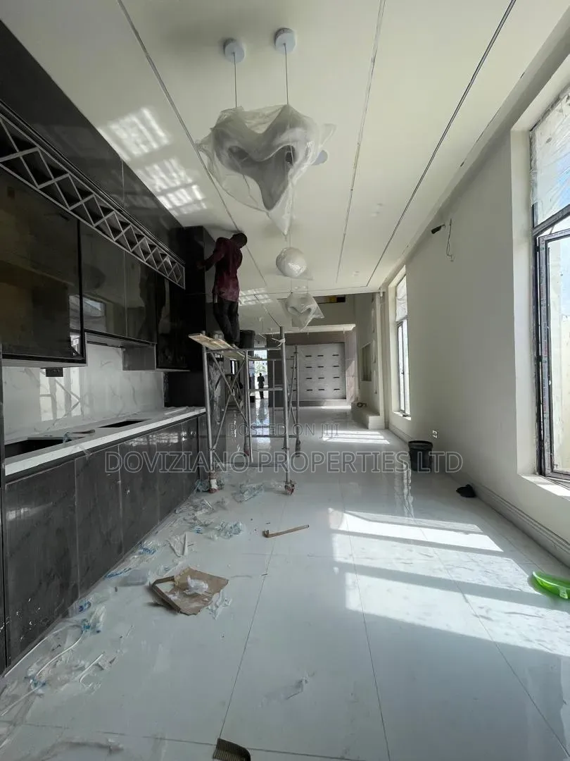 5bdrm Duplex in Ikota for sale in Ikota