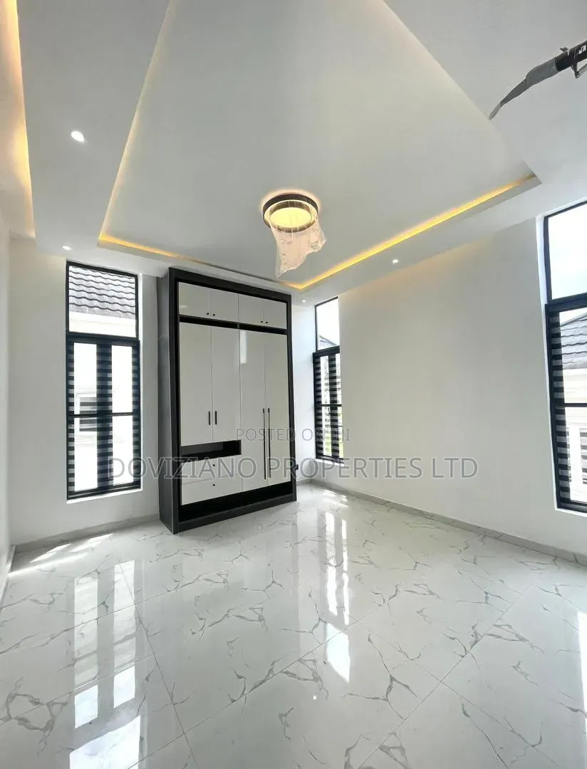 5bdrm Duplex in Ikota for sale in Ikota
