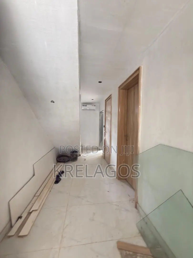 4bdrm Duplex in Akin Adesola for sale in Akin Adesola