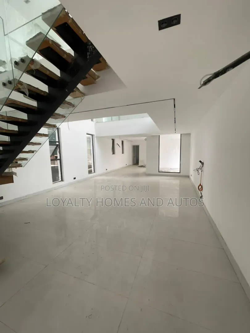 5bdrm House in Megamond Estate, Ikota for sale in Ikota
