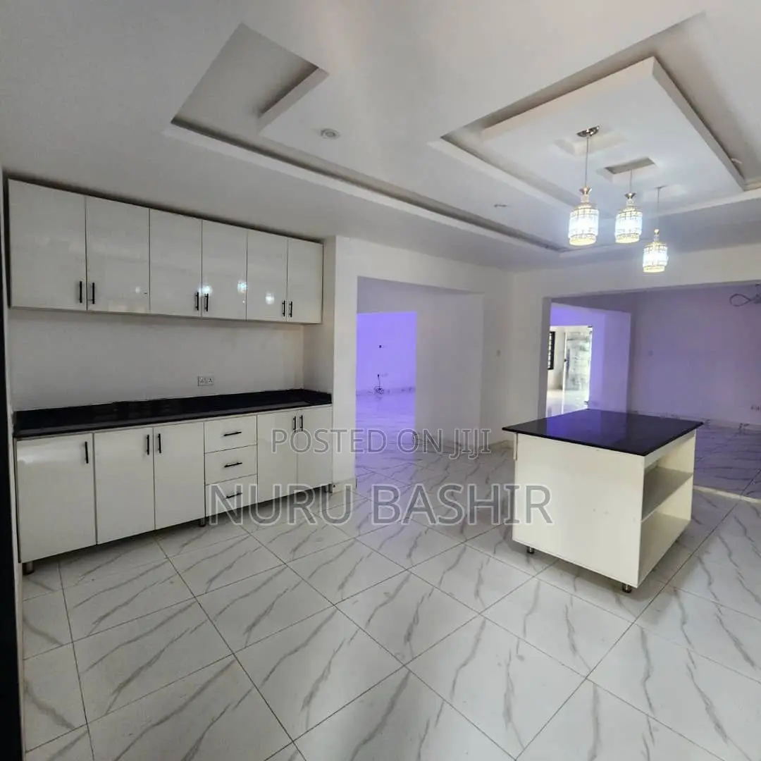 5bdrm Duplex in Malami Estate for sale in Oluyole Estate