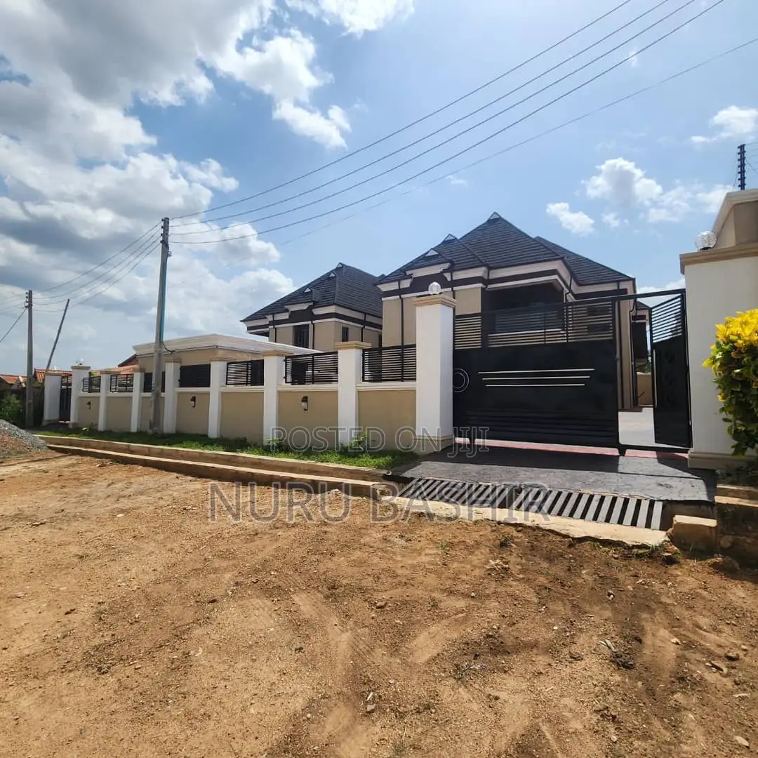5bdrm Duplex in Malami Estate for sale in Oluyole Estate