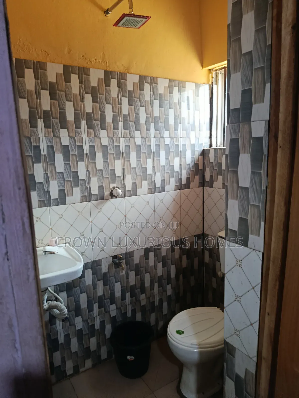 10 Rooms With Guest House For Sale in Ibadan