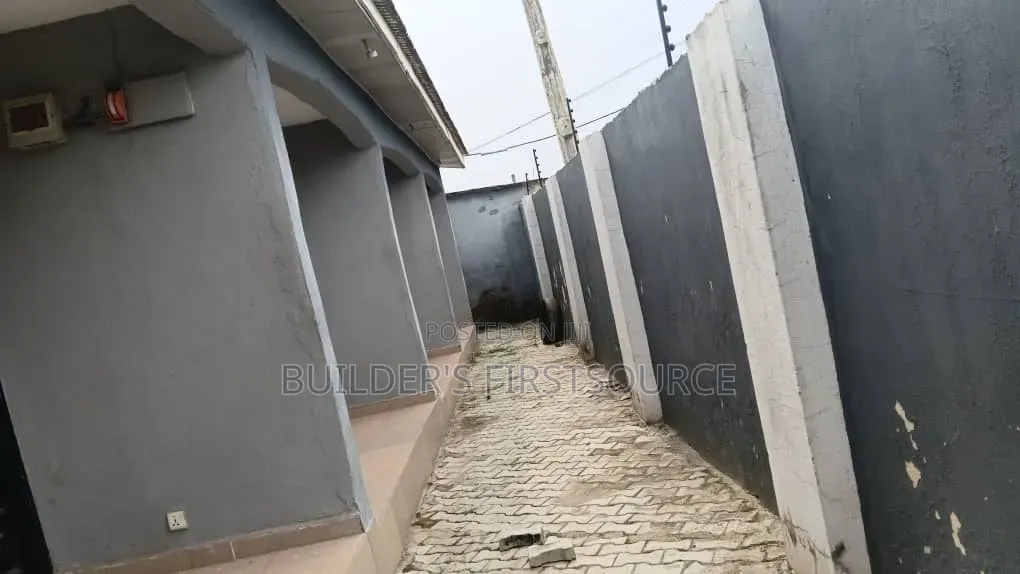 1bdrm Block of Flats in Epe for sale in Epe