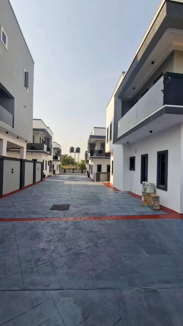 4bdrm Duplex in Sijuwade, Jericho for sale in Jericho