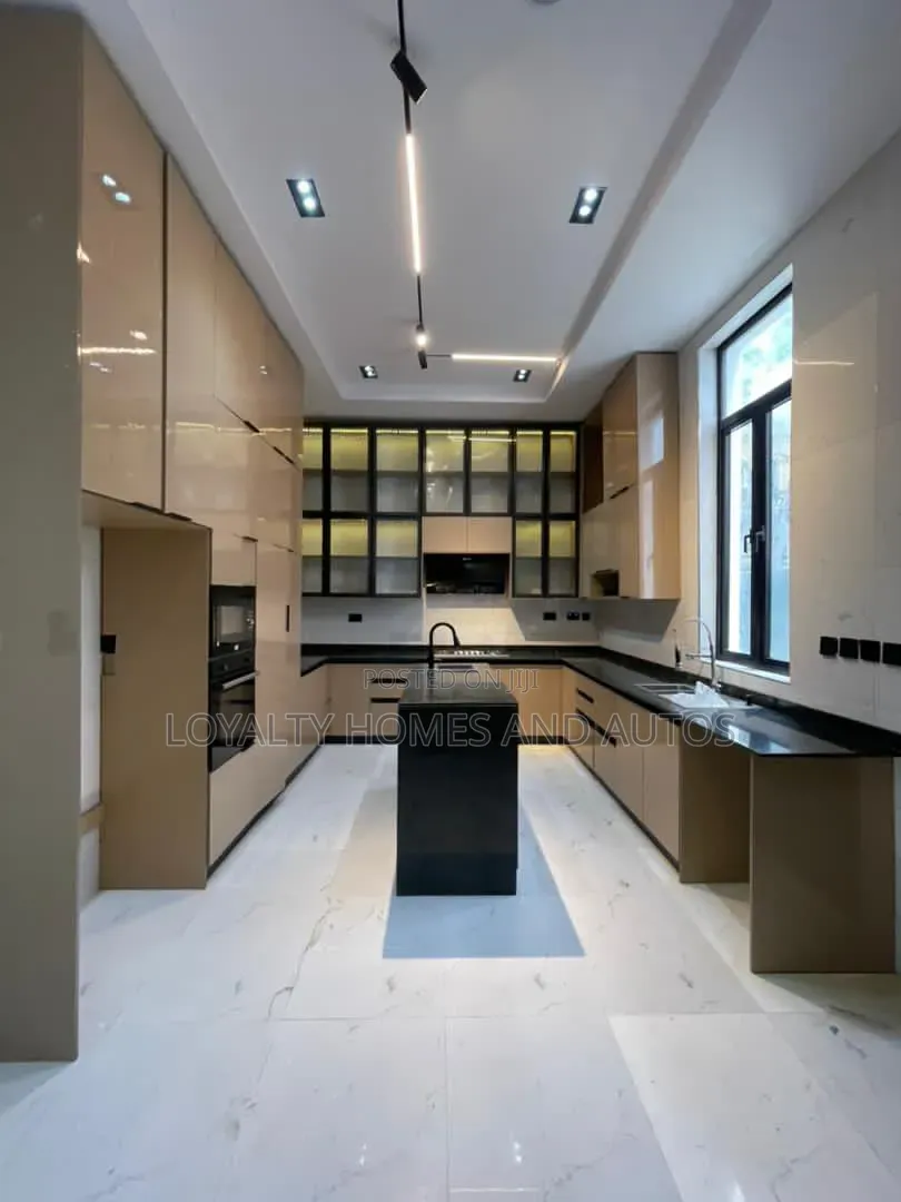5bdrm Duplex in Chevron for sale in Chevron