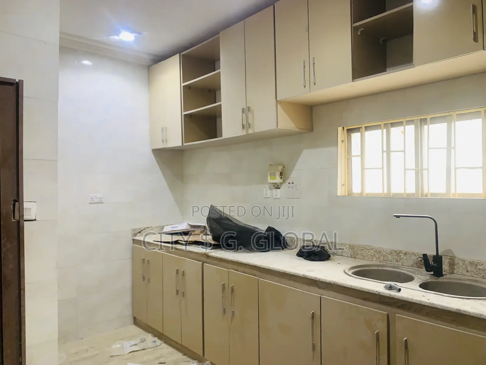 4 Bedroom Semi Detached Terrace in Zone 3 / Wuse