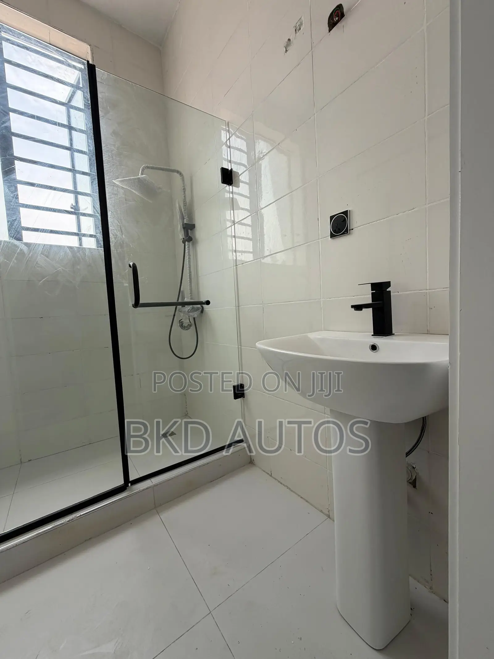3bdrm Duplex in Ikota for sale in Ikota