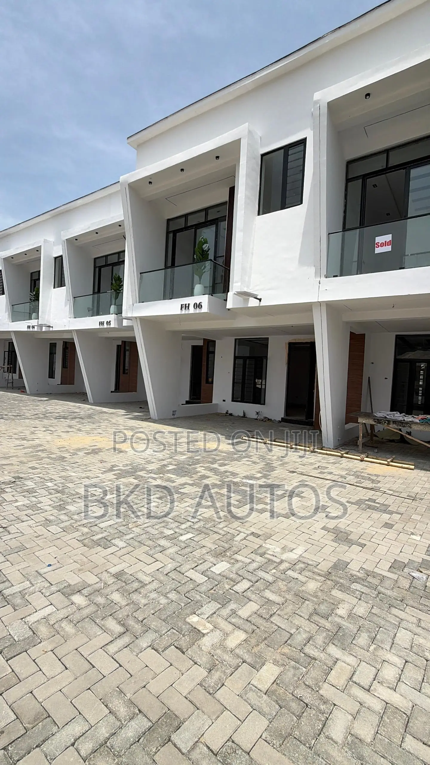 3bdrm Duplex in Ikota for sale in Ikota