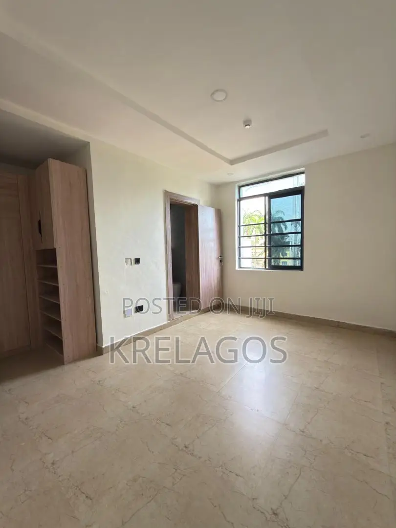 3bdrm Apartment in Akin Adesola for sale in Akin Adesola