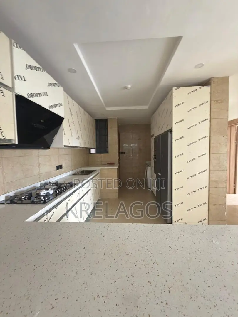 3bdrm Apartment in Akin Adesola for sale in Akin Adesola