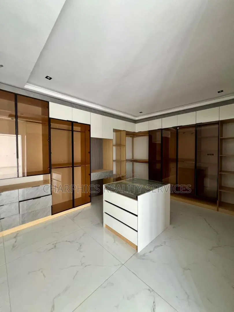 6bdrm Duplex in Ikate for sale in Ikate