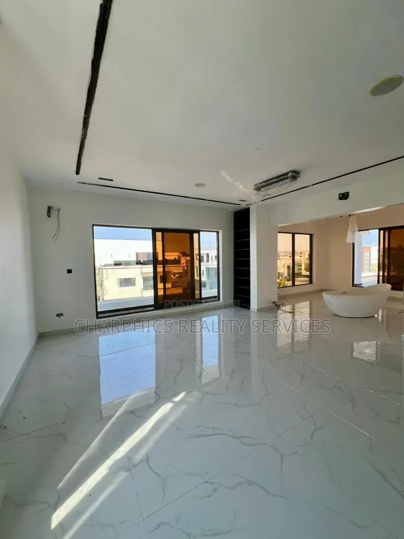 5bdrm House in Osapa london for sale in Osapa london