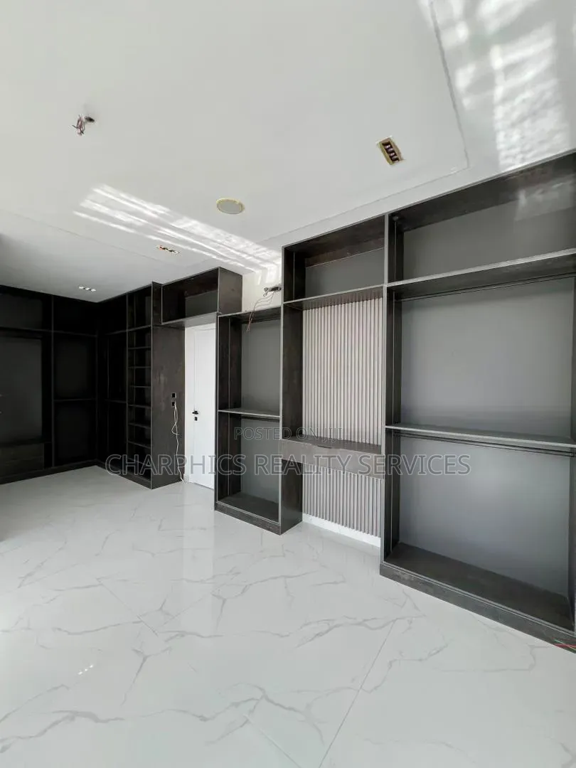 5bdrm House in Osapa london for sale in Osapa london