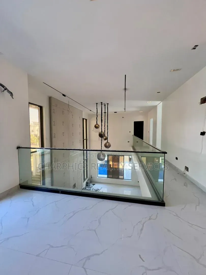 5bdrm House in Osapa london for sale in Osapa london