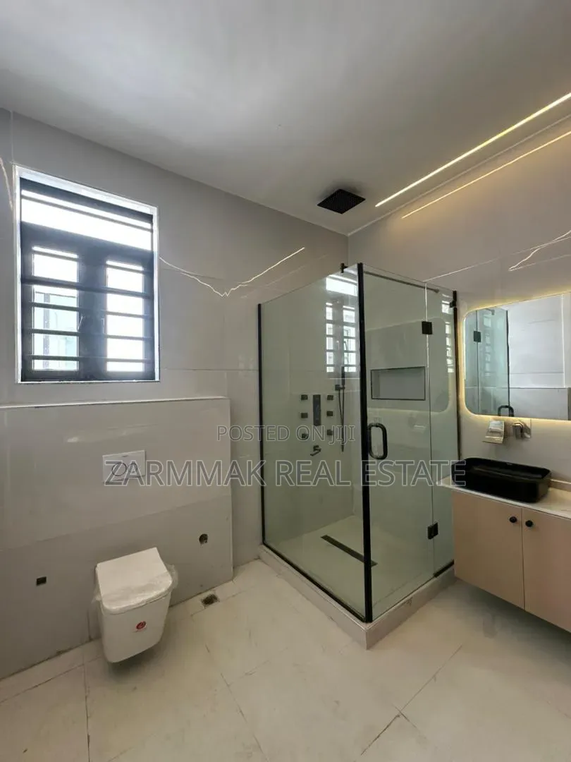 5bdrm Duplex in Chevron for sale in Chevron