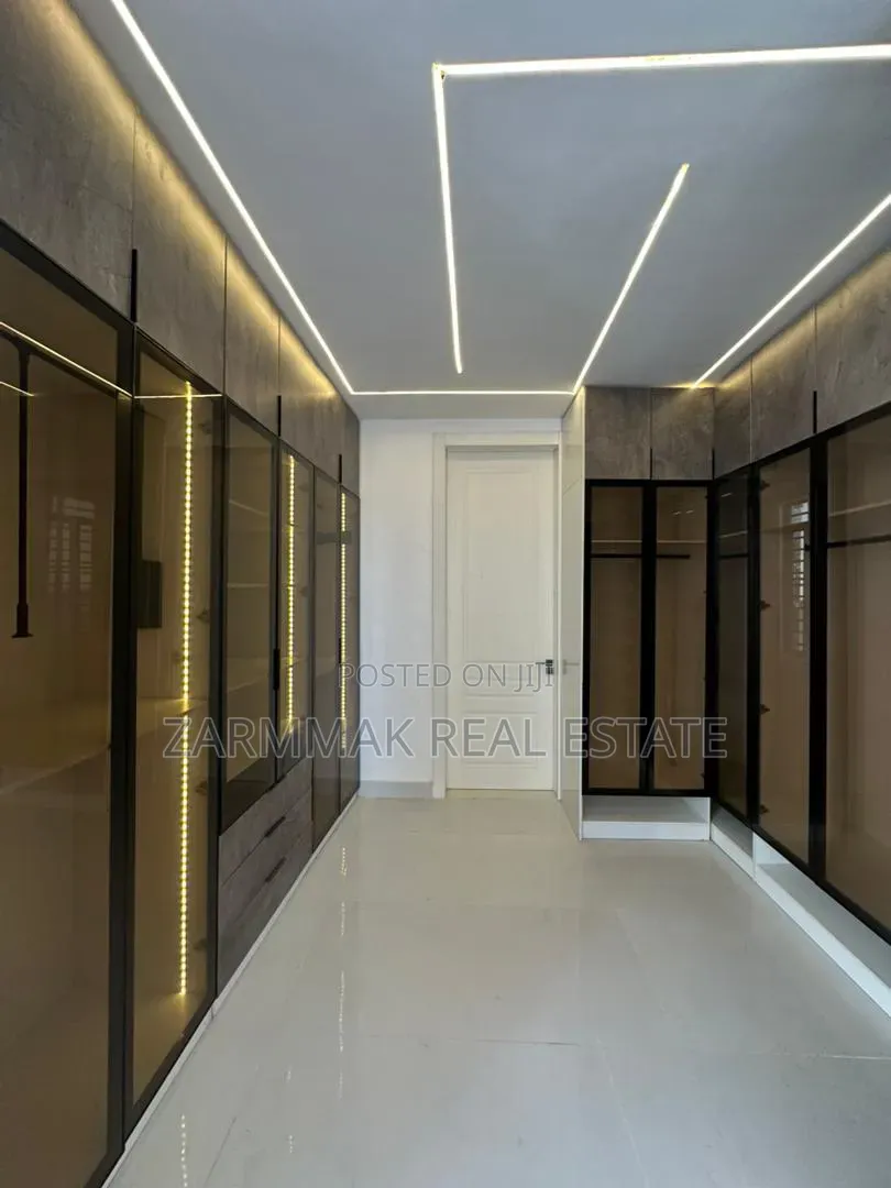 5bdrm Duplex in Chevron for sale in Chevron