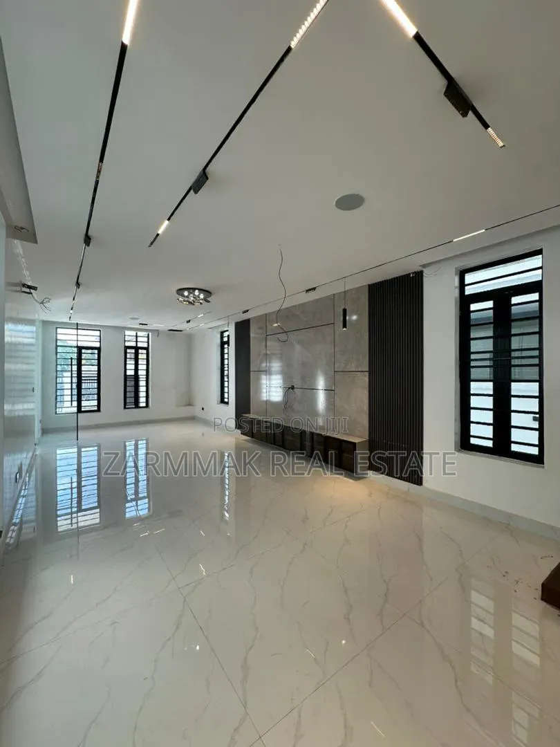 5bdrm Duplex in Chevron for sale in Chevron