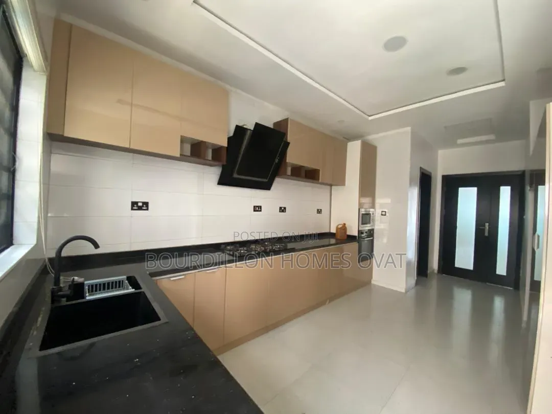 5bdrm Duplex in Ikota Villa Estate for rent in Ikota