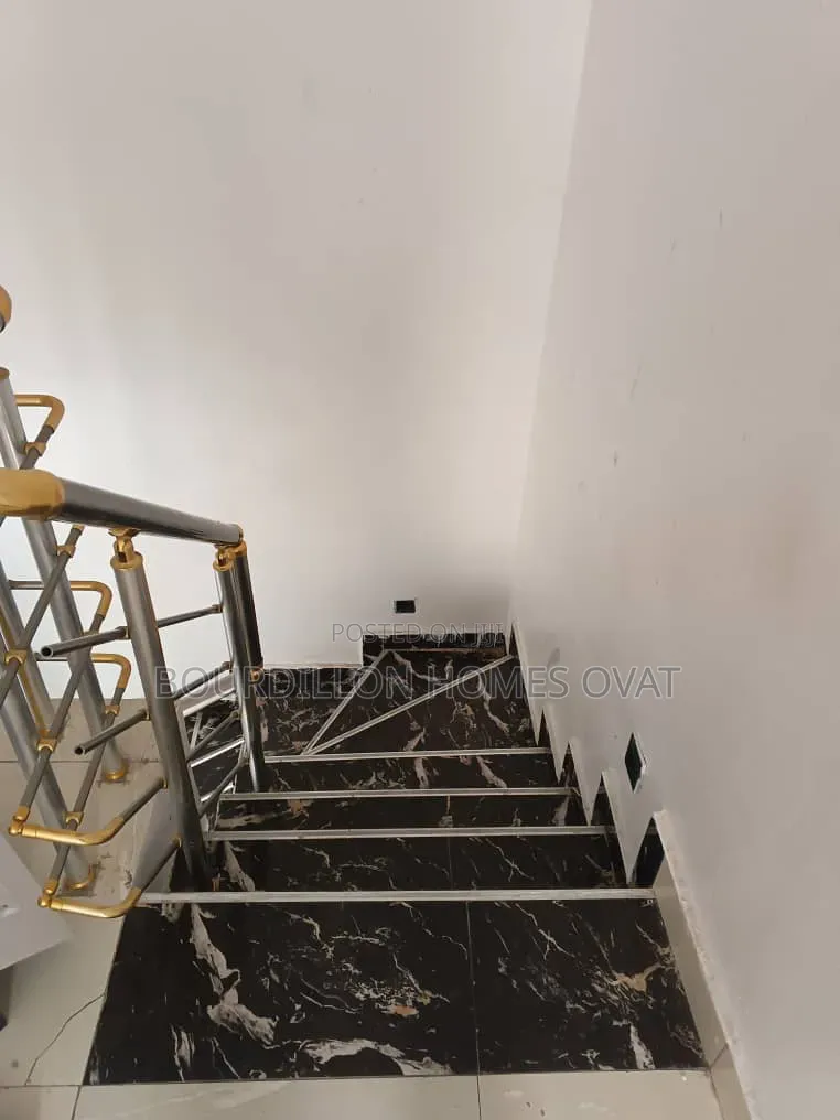 4bdrm Duplex in Ikota Villa Estate for rent in Ikota