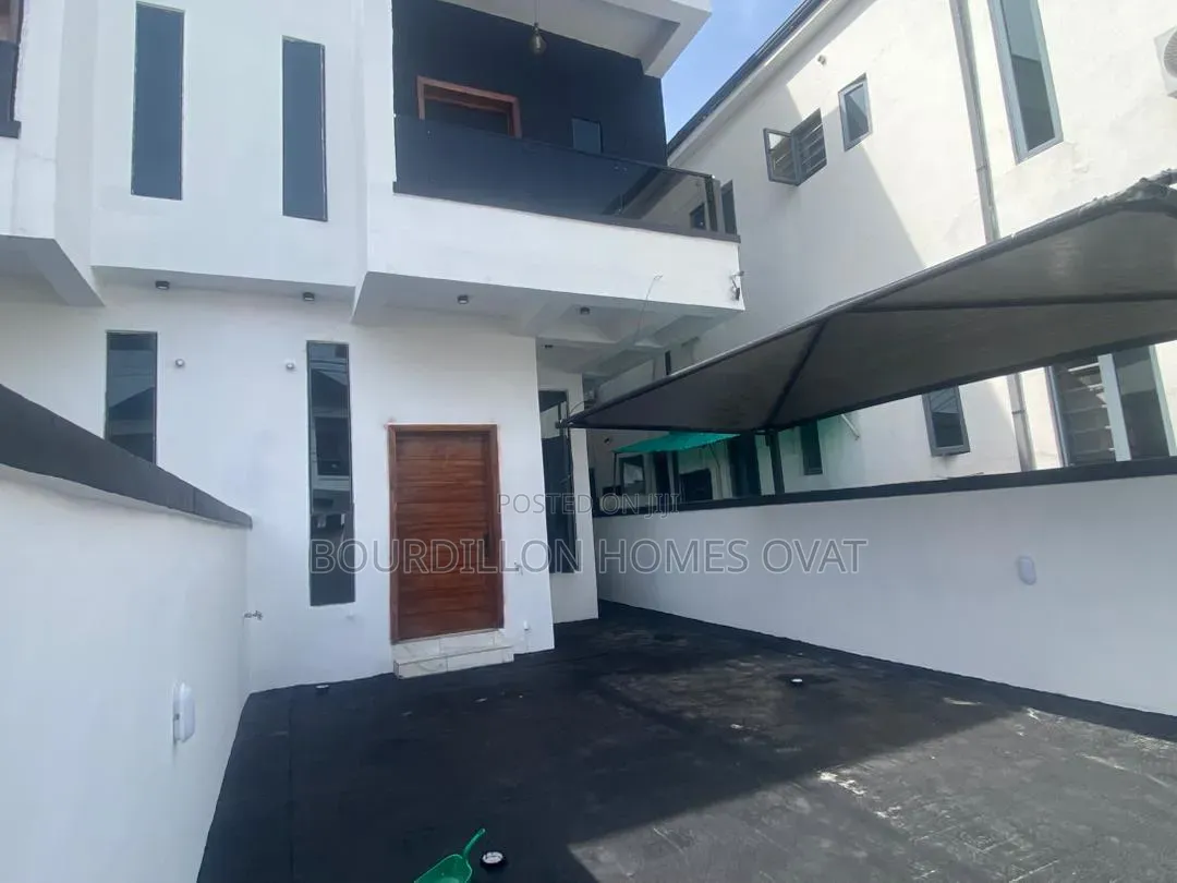 4bdrm Duplex in Ikota Villa Estate for rent in Ikota
