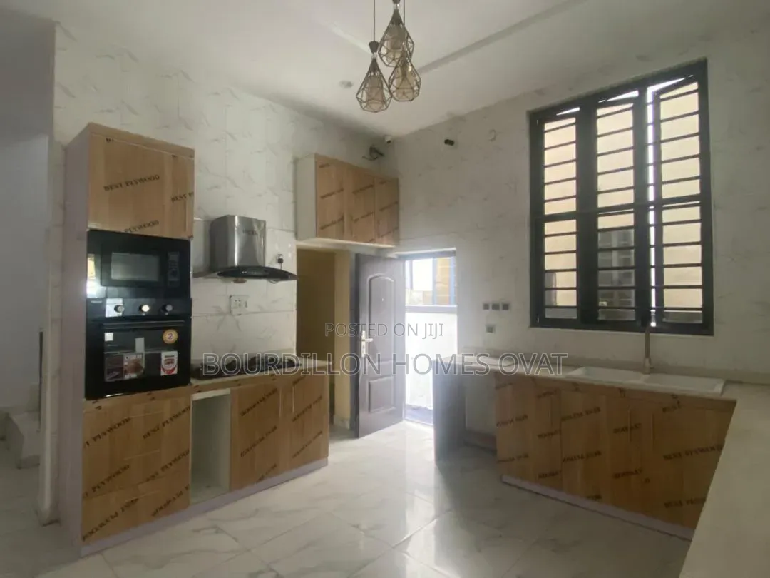 4bdrm Duplex in Ikota Villa Estate for rent in Ikota