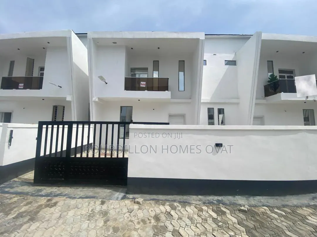 4bdrm Duplex in Ikota Villa Estate for rent in Ikota