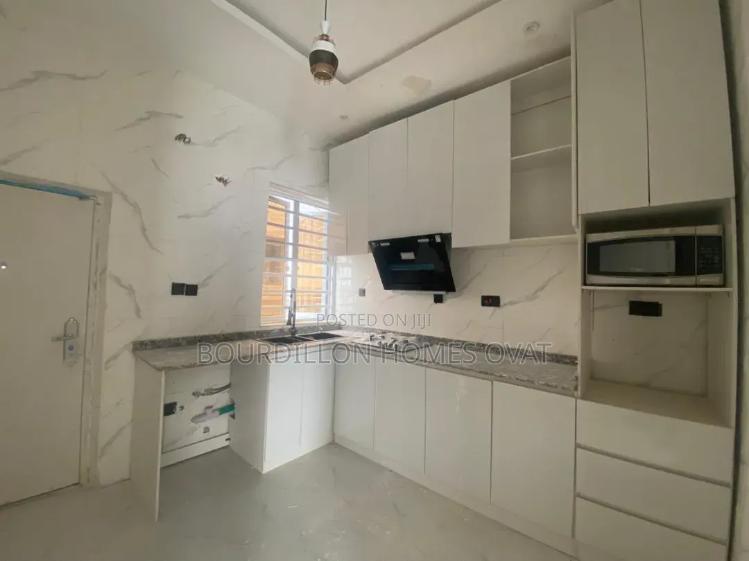 4bdrm Duplex in Ikota Villa Estate for rent in Ikota