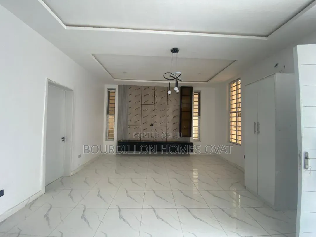 4bdrm Duplex in Ikota Villa Estate for rent in Ikota