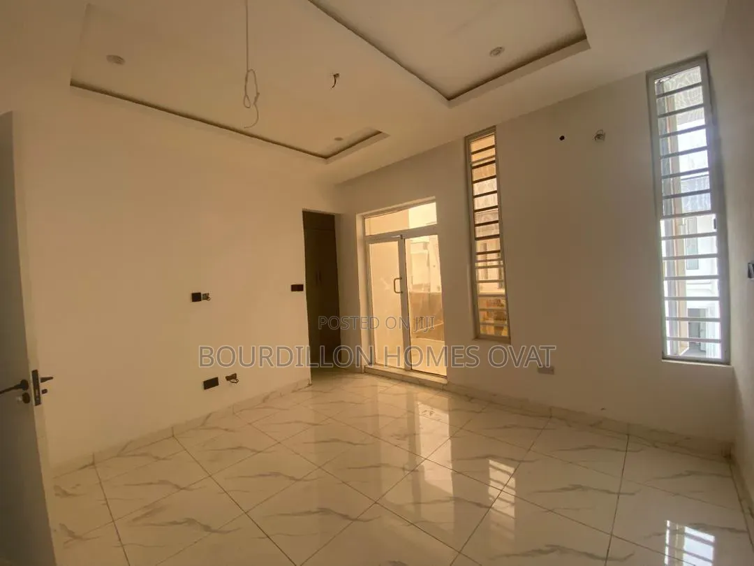 4bdrm Duplex in Ikota Villa Estate for rent in Ikota