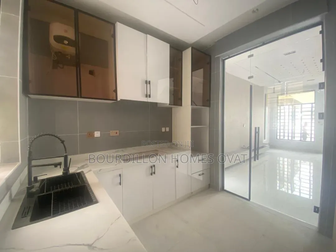 4bdrm Duplex in Ikota Villa Estate for sale in Ikota