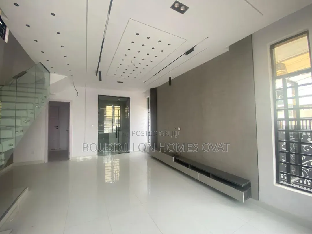 4bdrm Duplex in Ikota Villa Estate for sale in Ikota