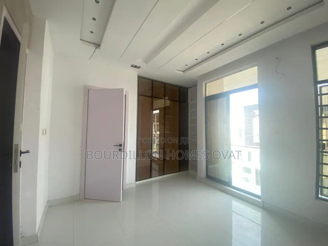 4bdrm Duplex in Ikota Villa Estate for sale in Ikota