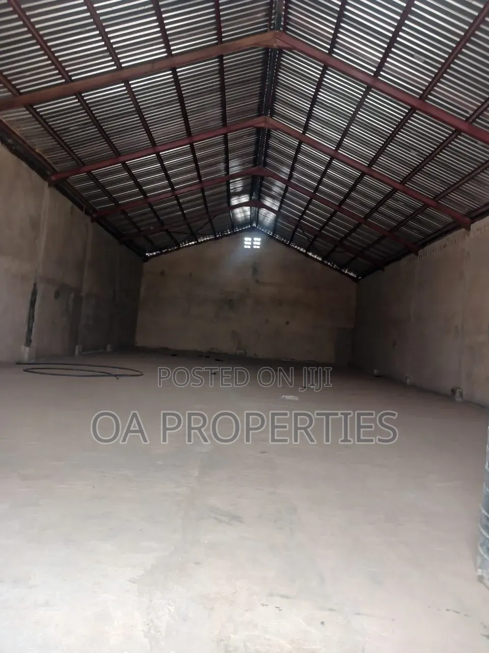 3bay Warehouse of 1,800sqm in Total on the Challange Express, Ibadan. in Ibadan