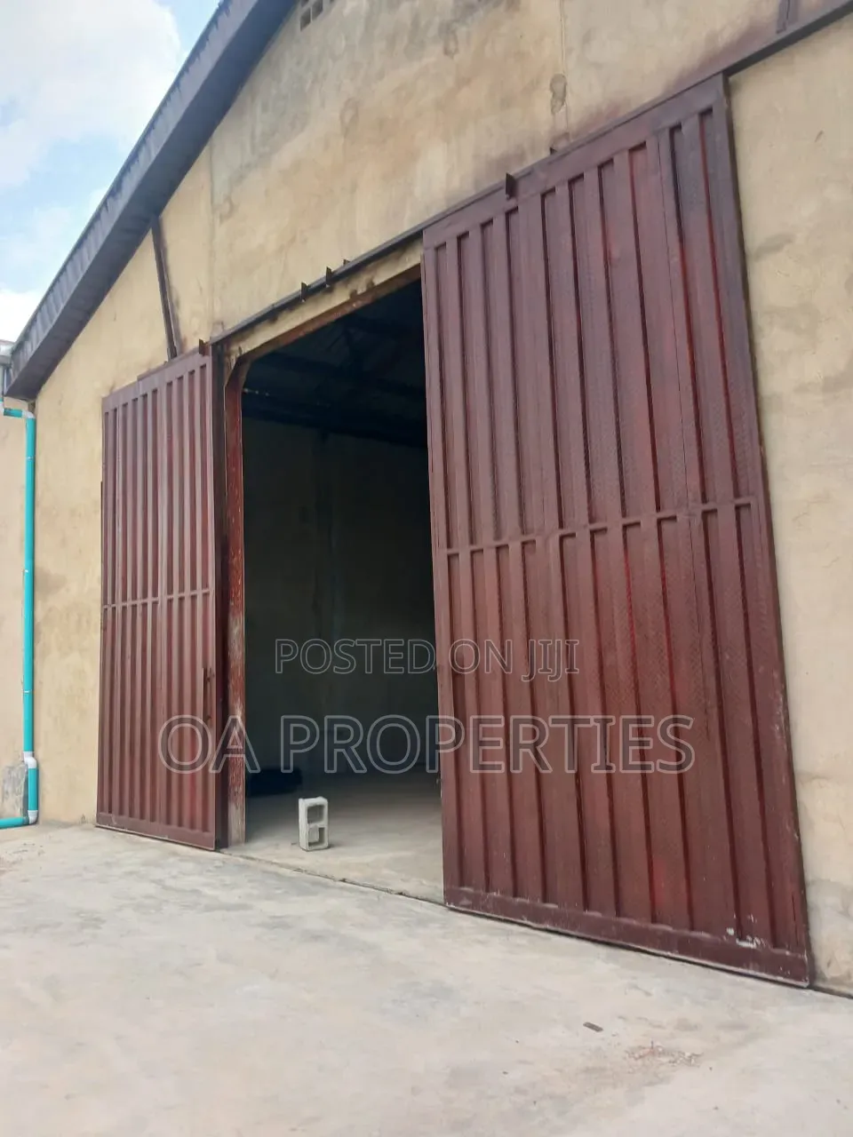 3bay Warehouse of 1,800sqm in Total on the Challange Express, Ibadan. in Ibadan