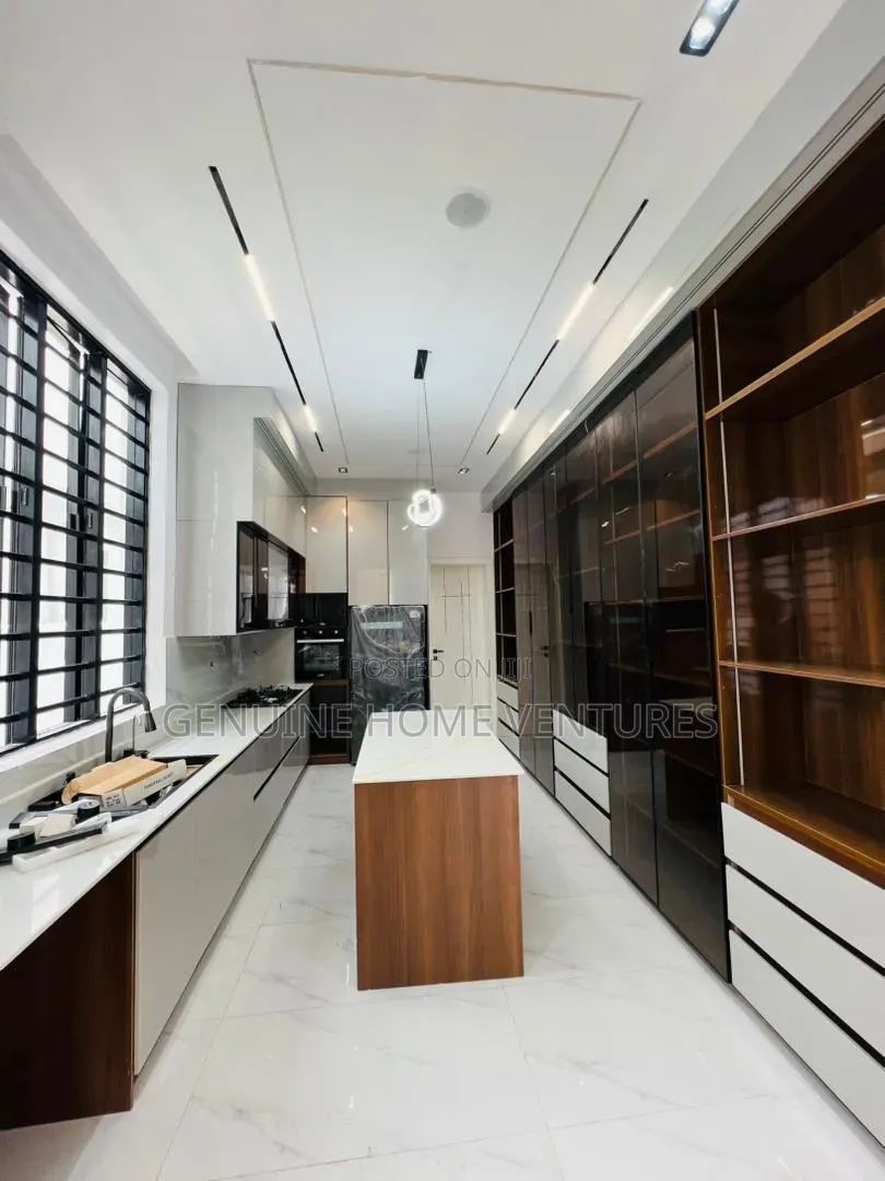 5bdrm Duplex in Ikate for sale in Ikate