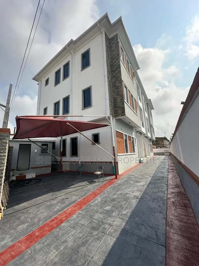 3bdrm Apartment in Aguda / Surulere for sale in Aguda / Surulere