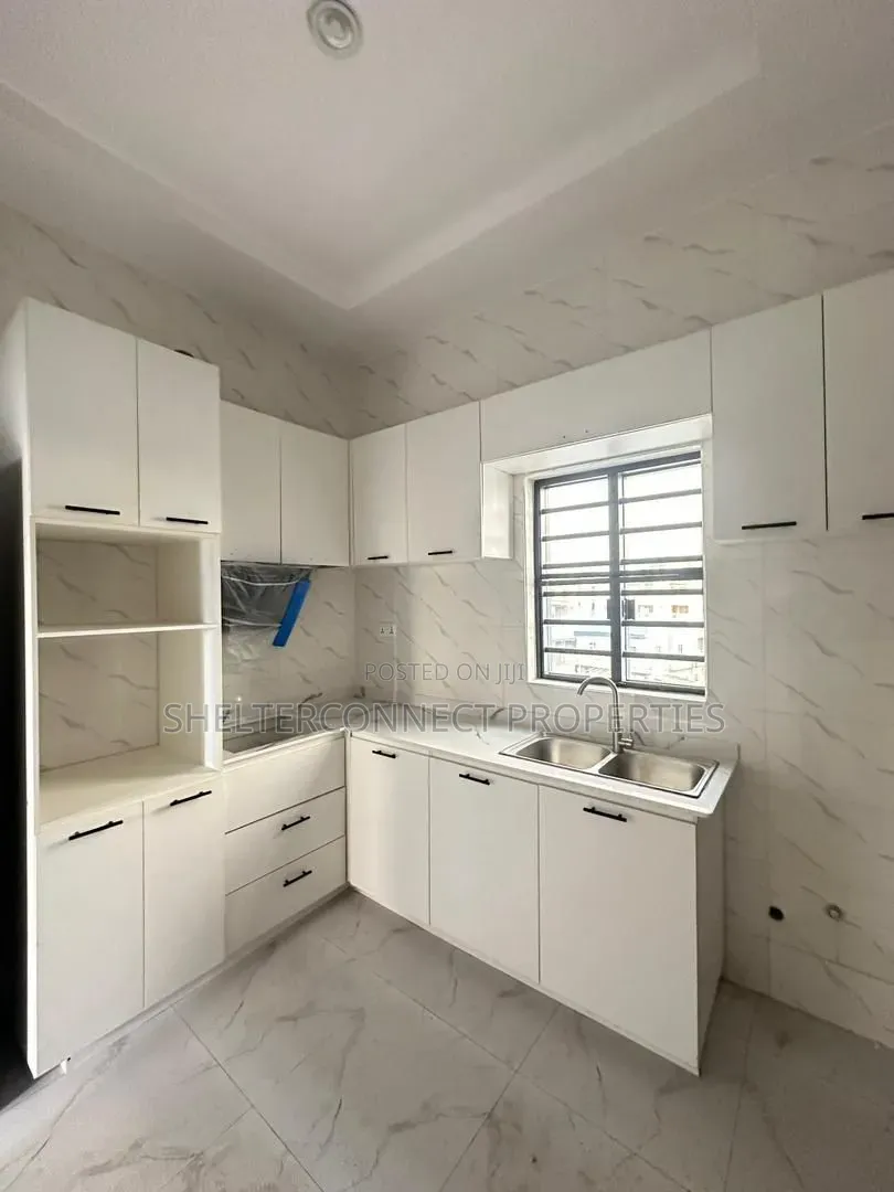 3bdrm Apartment in Aguda / Surulere for sale in Aguda / Surulere