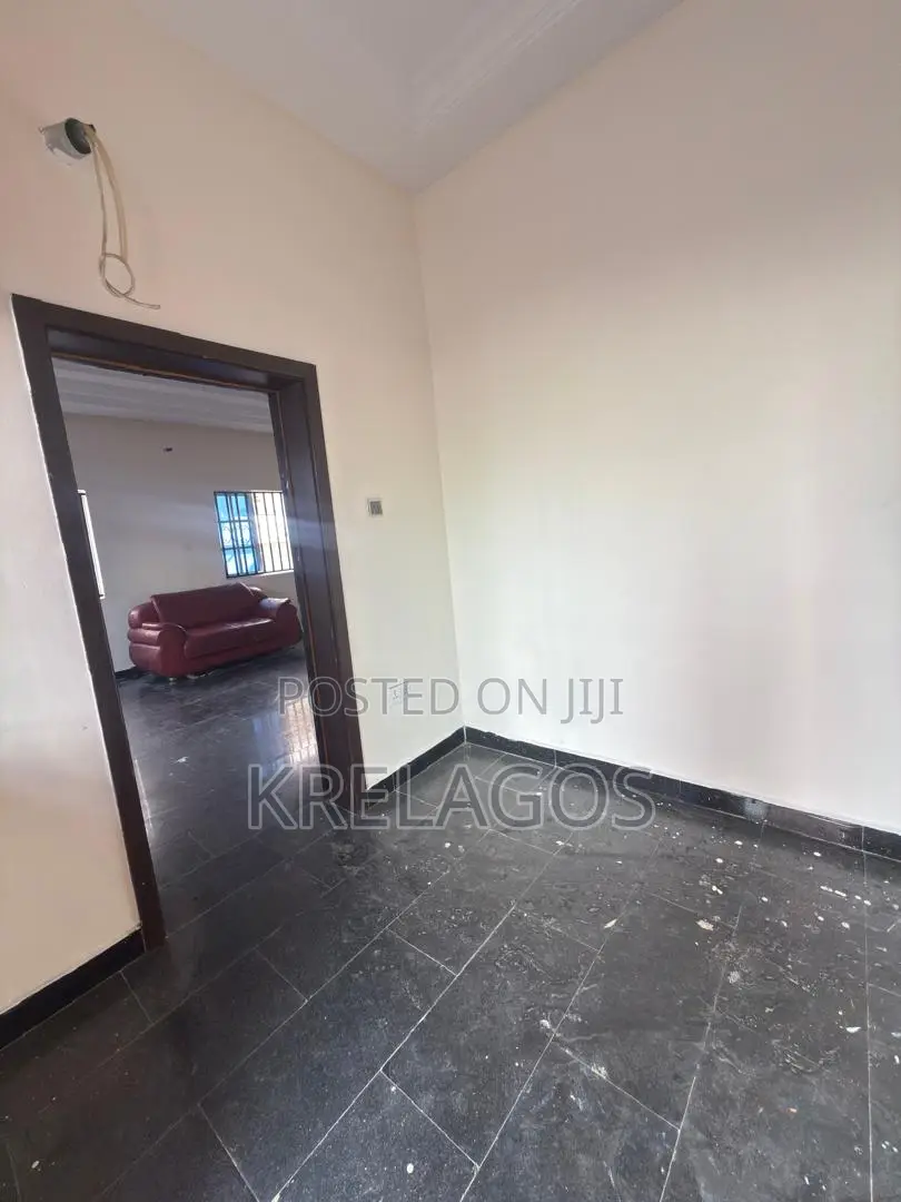 5bdrm Duplex in Chevron for rent in Chevron