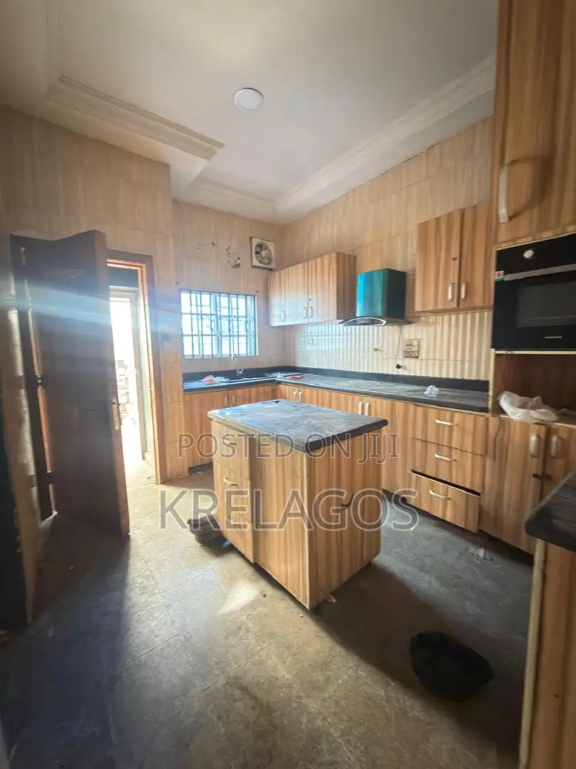 5bdrm Duplex in Chevron for rent in Chevron