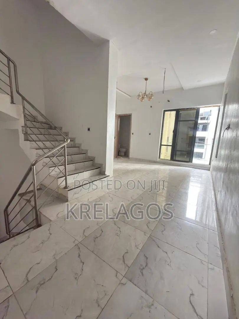 5bdrm Duplex in Chevron for rent in Chevron