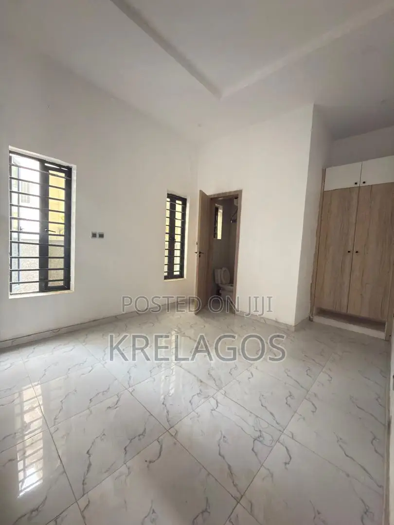5bdrm Duplex in Chevron for rent in Chevron