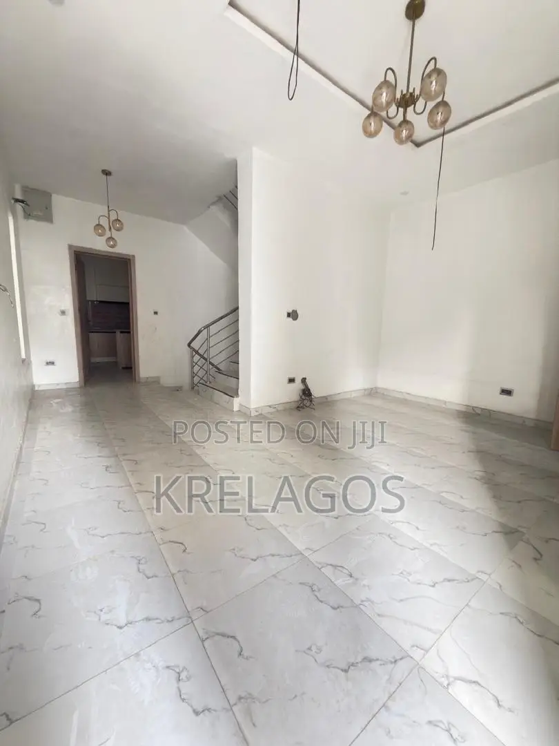 5bdrm Duplex in Chevron for rent in Chevron