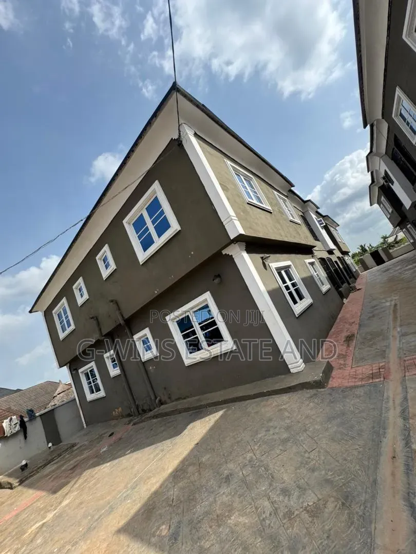 3bdrm Block of Flats in Evwodia Airport Road for rent in Benin City