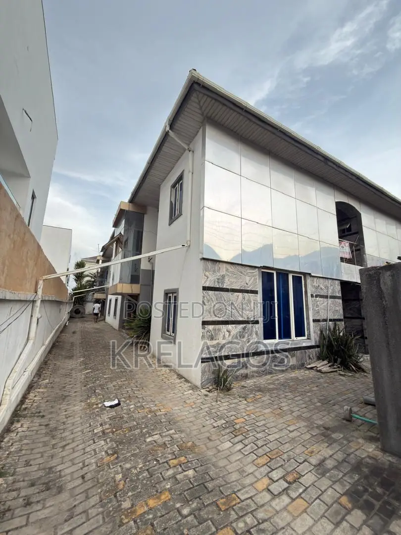 Mini Flat in Chevron for rent in Chevron
