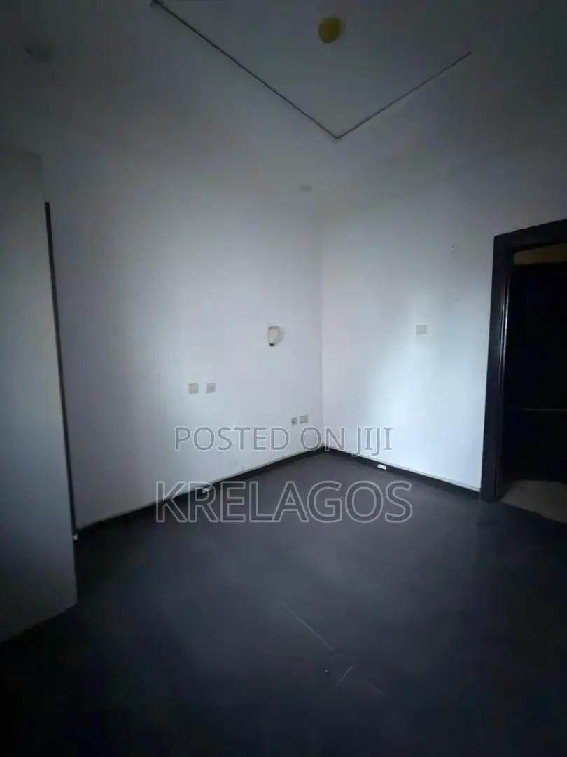 Mini Flat in Chevron for rent in Chevron